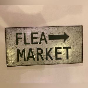 Metal home decor sign “flea market”